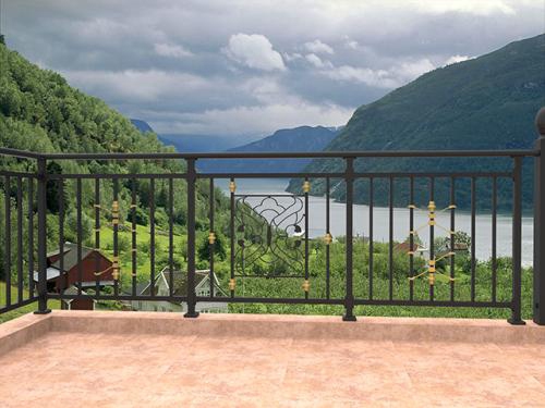 陽(yáng)臺(tái)護(hù)欄